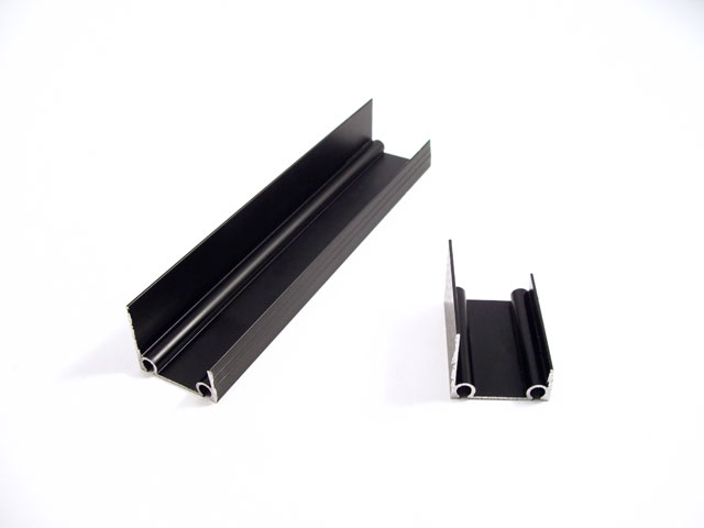 1440100C - Profilé bas en aluminium porte-joint 42 mm - noir