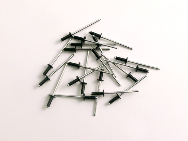 5740006C - Rivetti 3 x 9 - nero RAL 9005