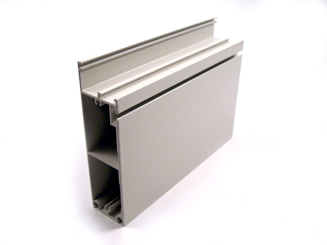 1757010A - Profilé socle en aluminium 150 - blanc C21